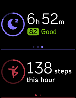 Écran Fitbit Aujourd'hui indiquant la durée et le score du sommeil, et le nombre de pas effectués cette heure-là